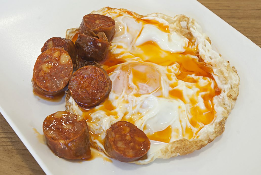 Huevos fritos con chorizo